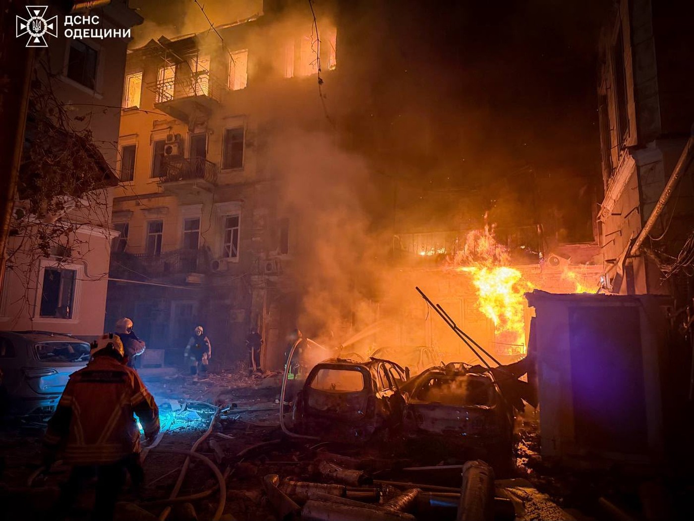 Clădiri avariate și mașini în flăcări în cartier rezidențial din Odesa după atac rachete Odesa, distrugeri clădiri, victime bombardament. | sursa foto: HotNews Clădiri avariate și mașini în flăcări în cartier rezidențial din Odesa după atac rachete Odesa, distrugeri clădiri, victime bombardament. | sursa foto: HotNews