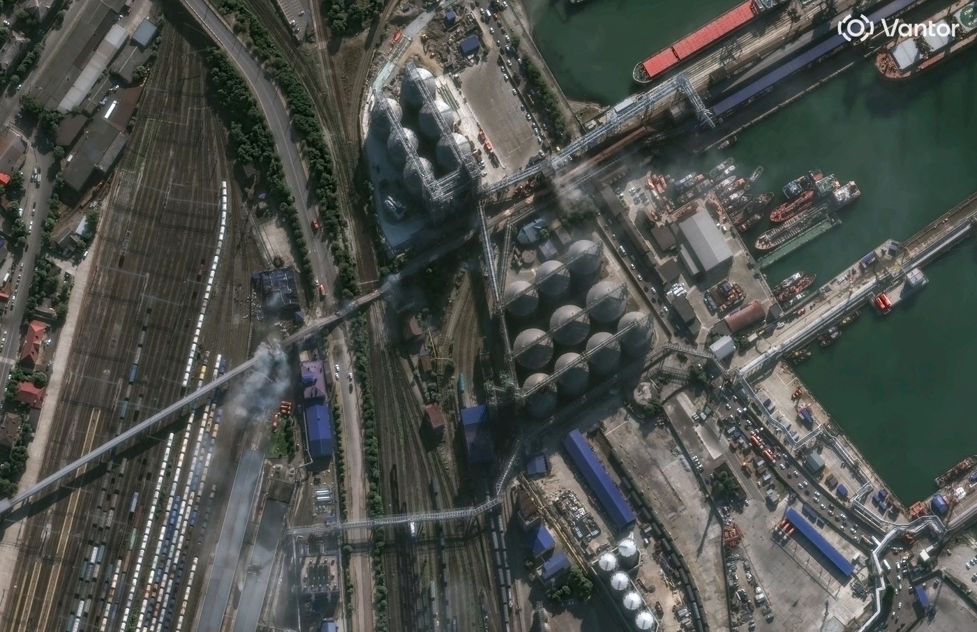 Drone militare ucrainene în zbor deasupra portului Novorossisk cu nave avariate ale Flotei Mării Negre în fundal după atac Ucraina Novorossisk. | sursa foto: HotNews Drone militare ucrainene în zbor deasupra portului Novorossisk cu nave avariate ale Flotei Mării Negre în fundal după atac Ucraina Novorossisk. | sursa foto: HotNews