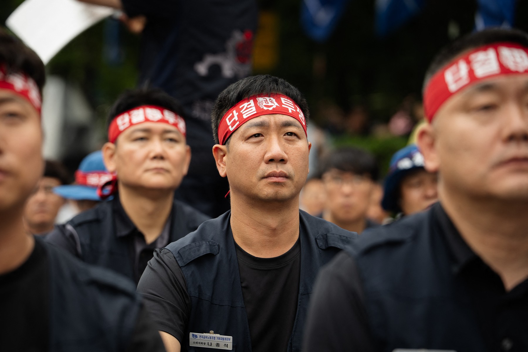 Muncitori Hyundai cu banderole roșii protestând în fața sediului din Seul în grevă Hyundai pentru vârstă pensionare și inteligență artificială locuri de muncă. | sursa foto: HotNews Muncitori Hyundai cu banderole roșii protestând în fața sediului din Seul în grevă Hyundai pentru vârstă pensionare și inteligență artificială locuri de muncă. | sursa foto: HotNews