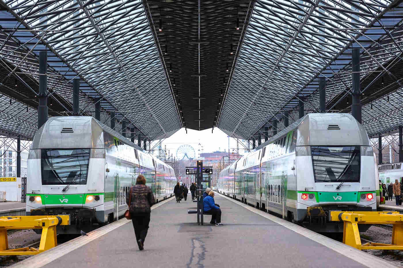 Tren modern VR pe pod feroviar între Oulu și Haparanda, evidențiind conexiunea feroviară Finlanda-Suedia și ecartamentul feroviar diferit pentru călătorie tren Europa. | sursa foto: HotNews Tren modern VR pe pod feroviar între Oulu și Haparanda, evidențiind conexiunea feroviară Finlanda-Suedia și ecartamentul feroviar diferit pentru călătorie tren Europa. | sursa foto: HotNews