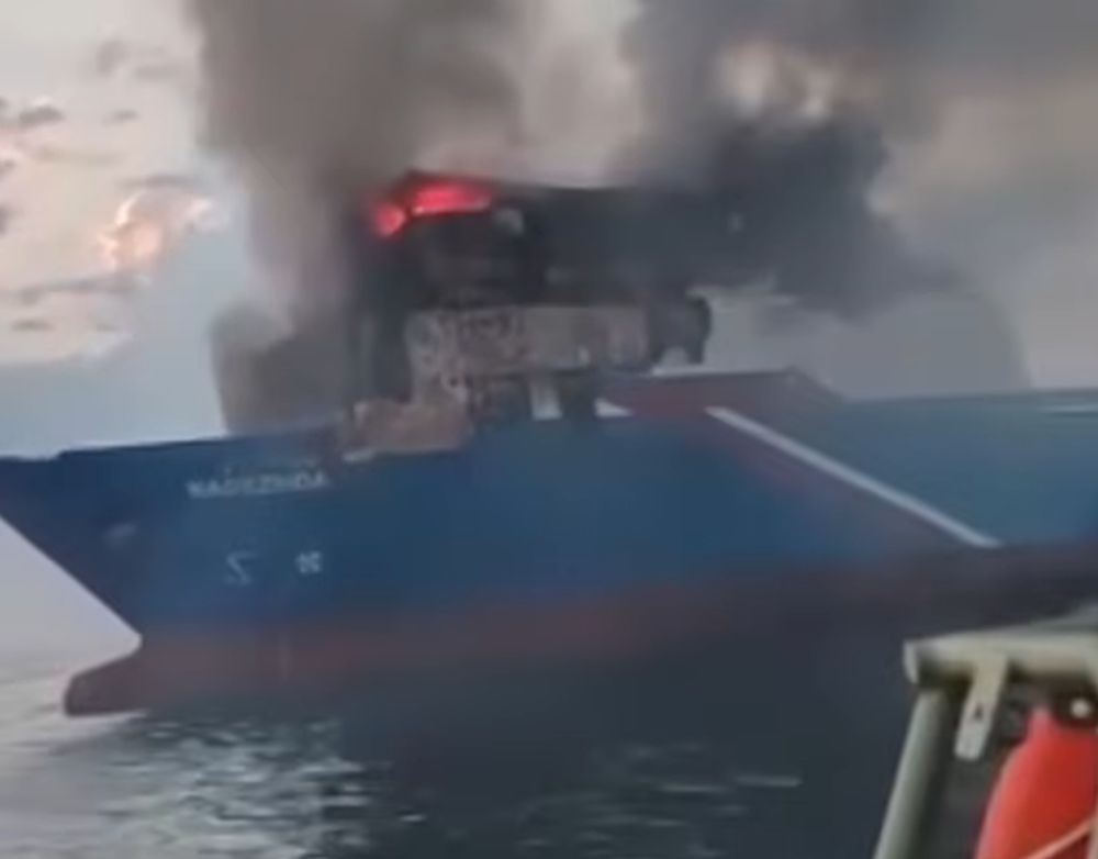 Două nave de marfă civile turcești lovite de atac drone Marea Neagră, cu foc la prova și echipaj evacuat în contextul conflictului Rusia Ucraina. | sursa foto: HotNews Două nave de marfă civile turcești lovite de atac drone Marea Neagră, cu foc la prova și echipaj evacuat în contextul conflictului Rusia Ucraina. | sursa foto: HotNews