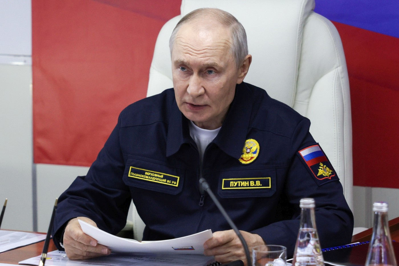 Președintele Putin pe puntea crucișătorului Variag în timpul exercițiilor militare, lansând amenințare Putin privind flota fantomă și sancțiuni europene. | sursa foto: HotNews Președintele Putin pe puntea crucișătorului Variag în timpul exercițiilor militare, lansând amenințare Putin privind flota fantomă și sancțiuni europene. | sursa foto: HotNews