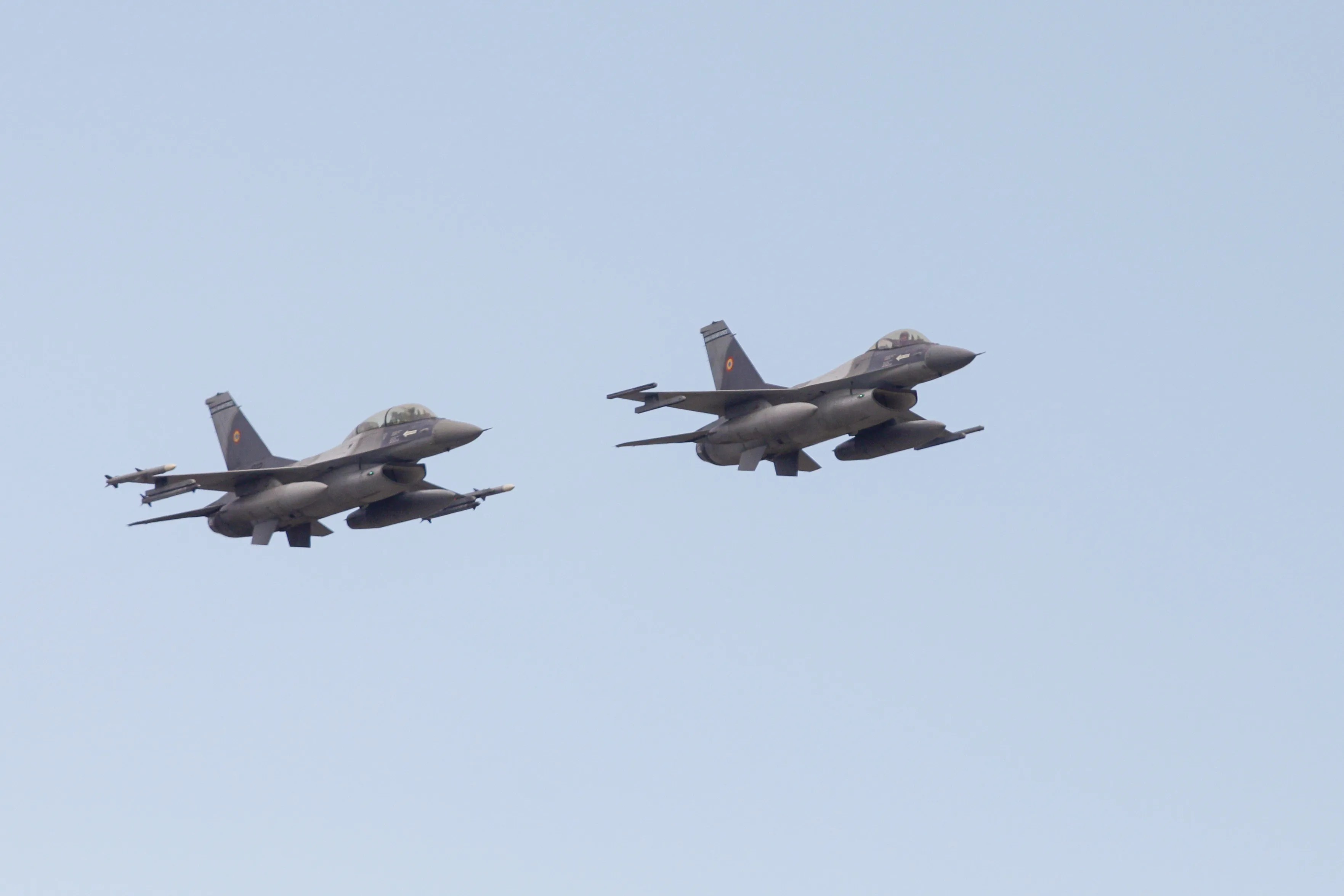 Două avioane F-16 în alertă aeriană în România, după detectarea unei drone lângă Galați | sursa foto: HotNews Două avioane F-16 în alertă aeriană în România, după detectarea unei drone lângă Galați | sursa foto: HotNews