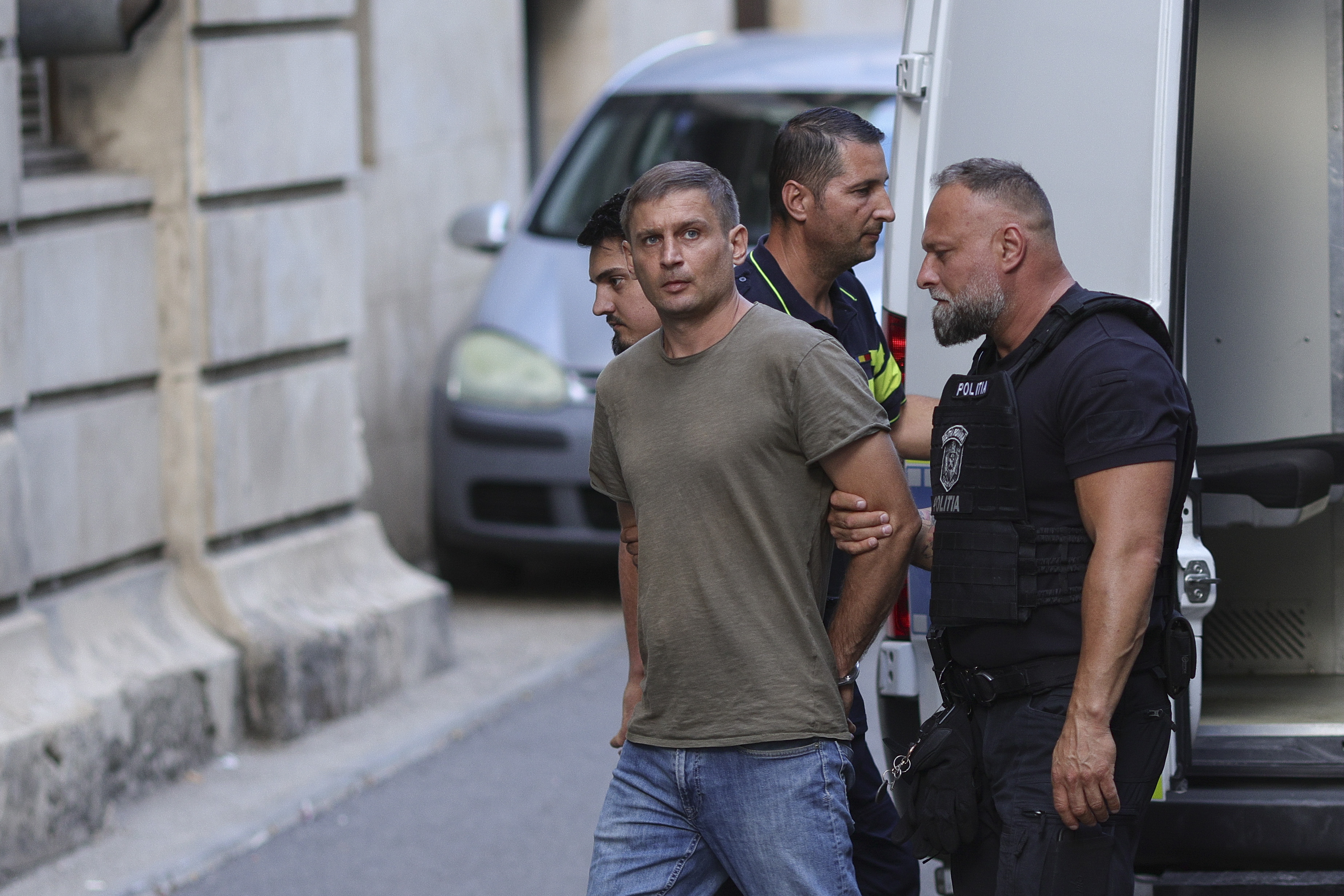 Ivan Kuțenko, spion rus, escortat de polițiști la Curtea de Apel București pentru arestare preventivă în dosar de acte sabotaj. | sursa foto: HotNews Ivan Kuțenko, spion rus, escortat de polițiști la Curtea de Apel București pentru arestare preventivă în dosar de acte sabotaj. | sursa foto: HotNews