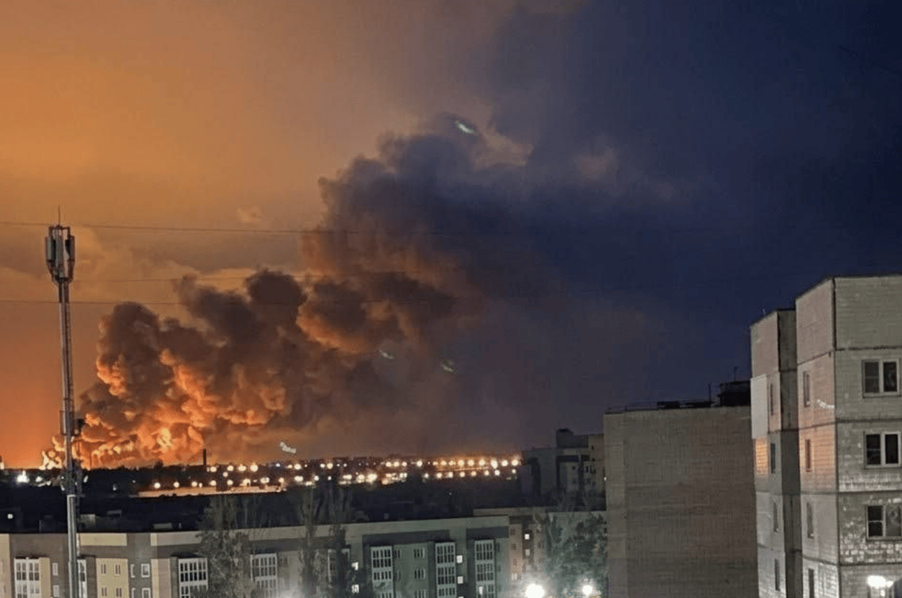 Incendiu industrial la rafinăria Iaroslavl după un atac cu drone, cu flăcări și fum dens deasupra instalațiilor petroliere. | sursa foto: HotNews Incendiu industrial la rafinăria Iaroslavl după un atac cu drone, cu flăcări și fum dens deasupra instalațiilor petroliere. | sursa foto: HotNews