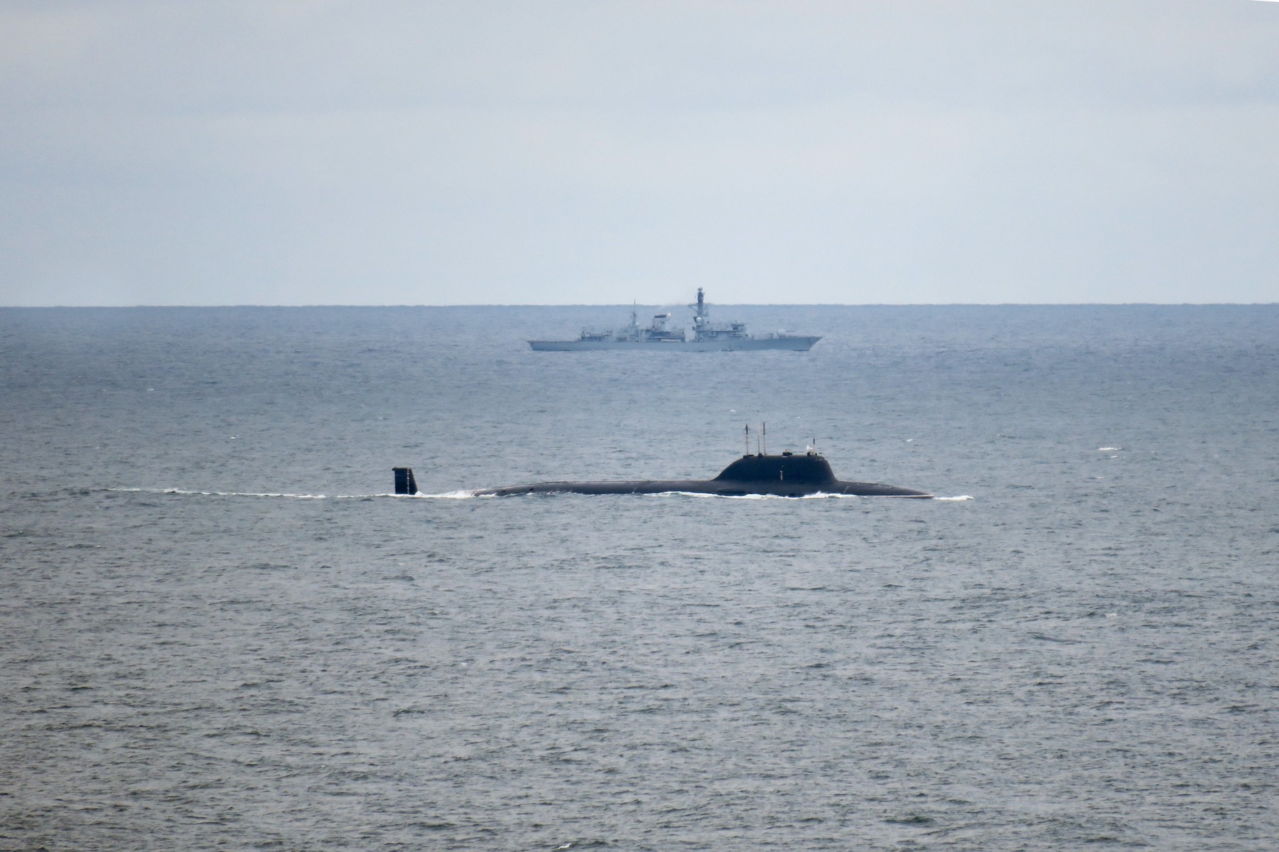 Submarine rusești în apele arctice în timpul operațiunii ruse Arctica, testând arme în contextul conflictului NATO Rusia și cabluri submarine comunicații. | sursa foto: HotNews Submarine rusești în apele arctice în timpul operațiunii ruse Arctica, testând arme în contextul conflictului NATO Rusia și cabluri submarine comunicații. | sursa foto: HotNews