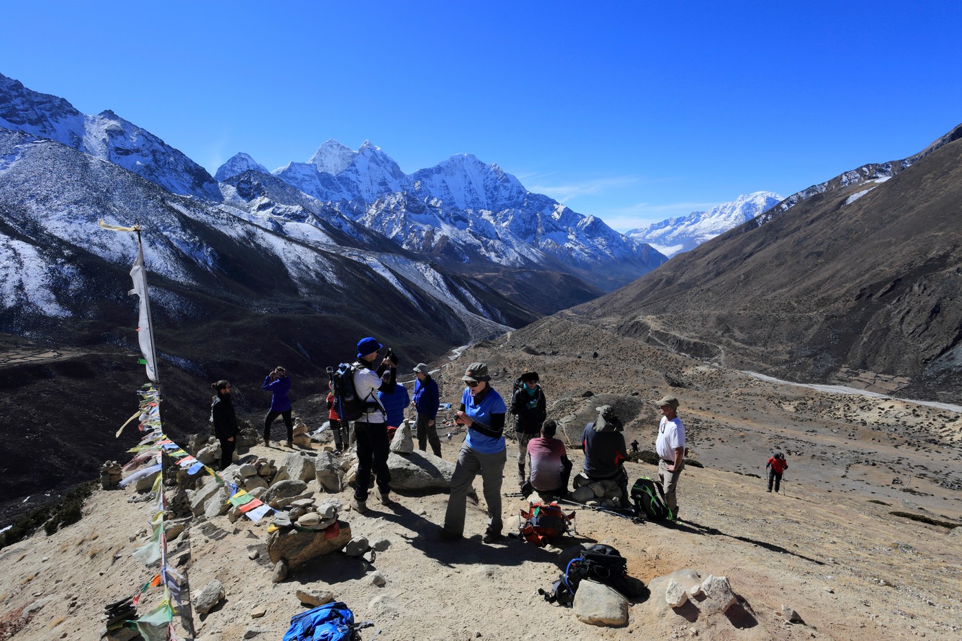Ghețari Himalaya topindu-se lângă lacuri glaciare instabile, evidențiind riscurile pentru securitatea apei a comunităților din regiune. | sursa foto: HotNews Ghețari Himalaya topindu-se lângă lacuri glaciare instabile, evidențiind riscurile pentru securitatea apei a comunităților din regiune. | sursa foto: HotNews
