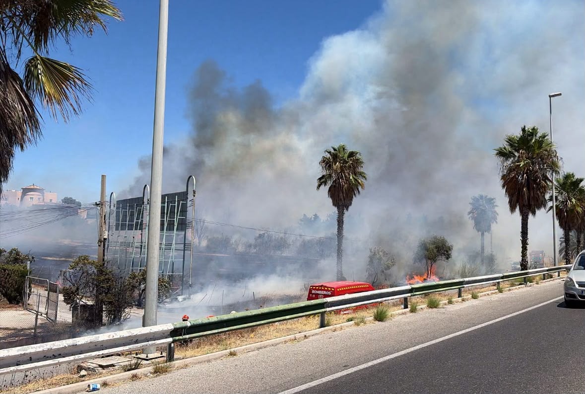 Pompieri în echipament complet intervenind pentru stingerea incendiului Costa del Sol lângă Benahavis în timpul evacuării locuitorilor afectați. | sursa foto: HotNews Pompieri în echipament complet intervenind pentru stingerea incendiului Costa del Sol lângă Benahavis în timpul evacuării locuitorilor afectați. | sursa foto: HotNews