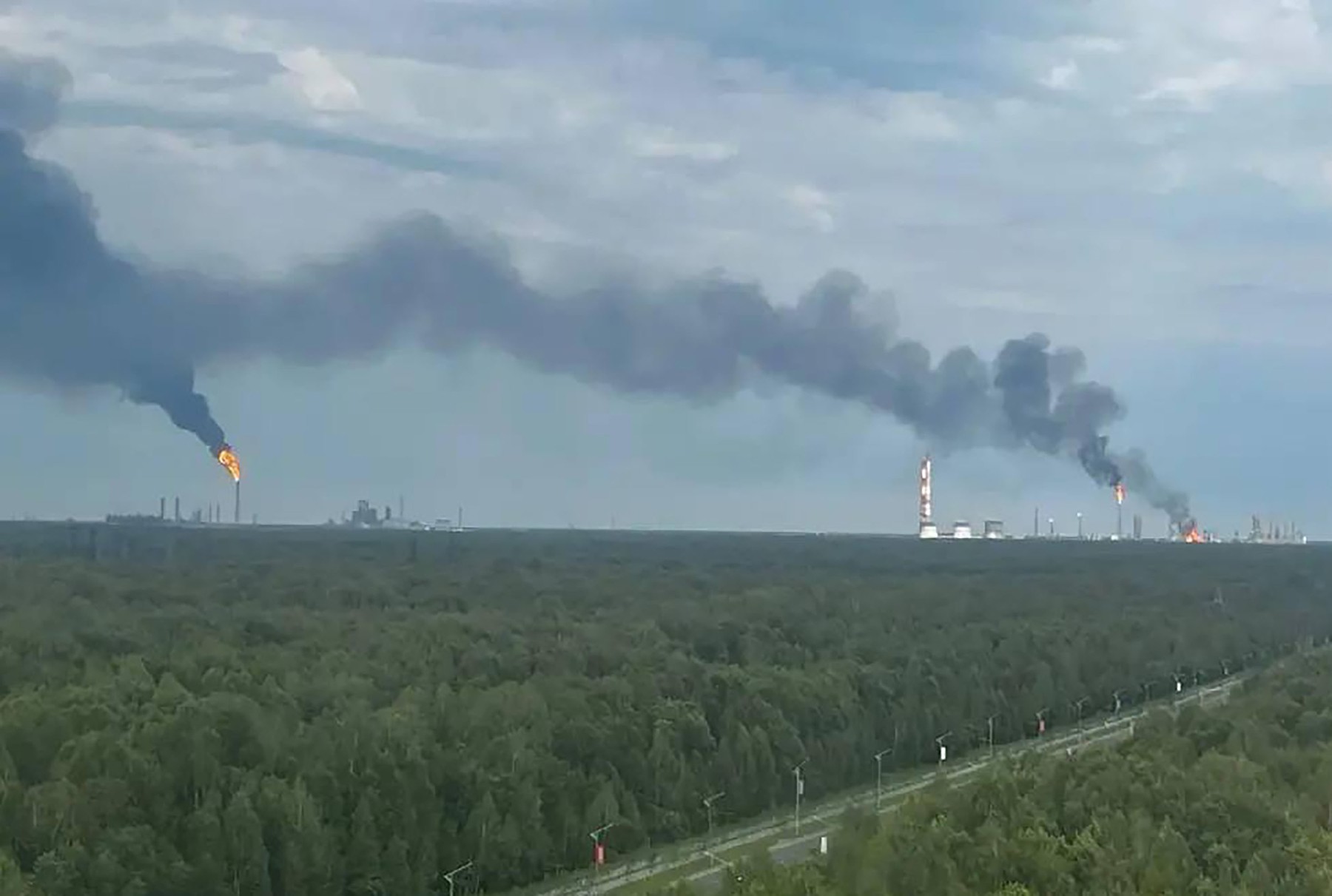 Instalație industrială din Novîi Urengoi cu flăcări și fum după atacul cu drone al Ucrainei asupra capitalei gazelor naturale din Siberia Rusia. | sursa foto: HotNews Instalație industrială din Novîi Urengoi cu flăcări și fum după atacul cu drone al Ucrainei asupra capitalei gazelor naturale din Siberia Rusia. | sursa foto: HotNews