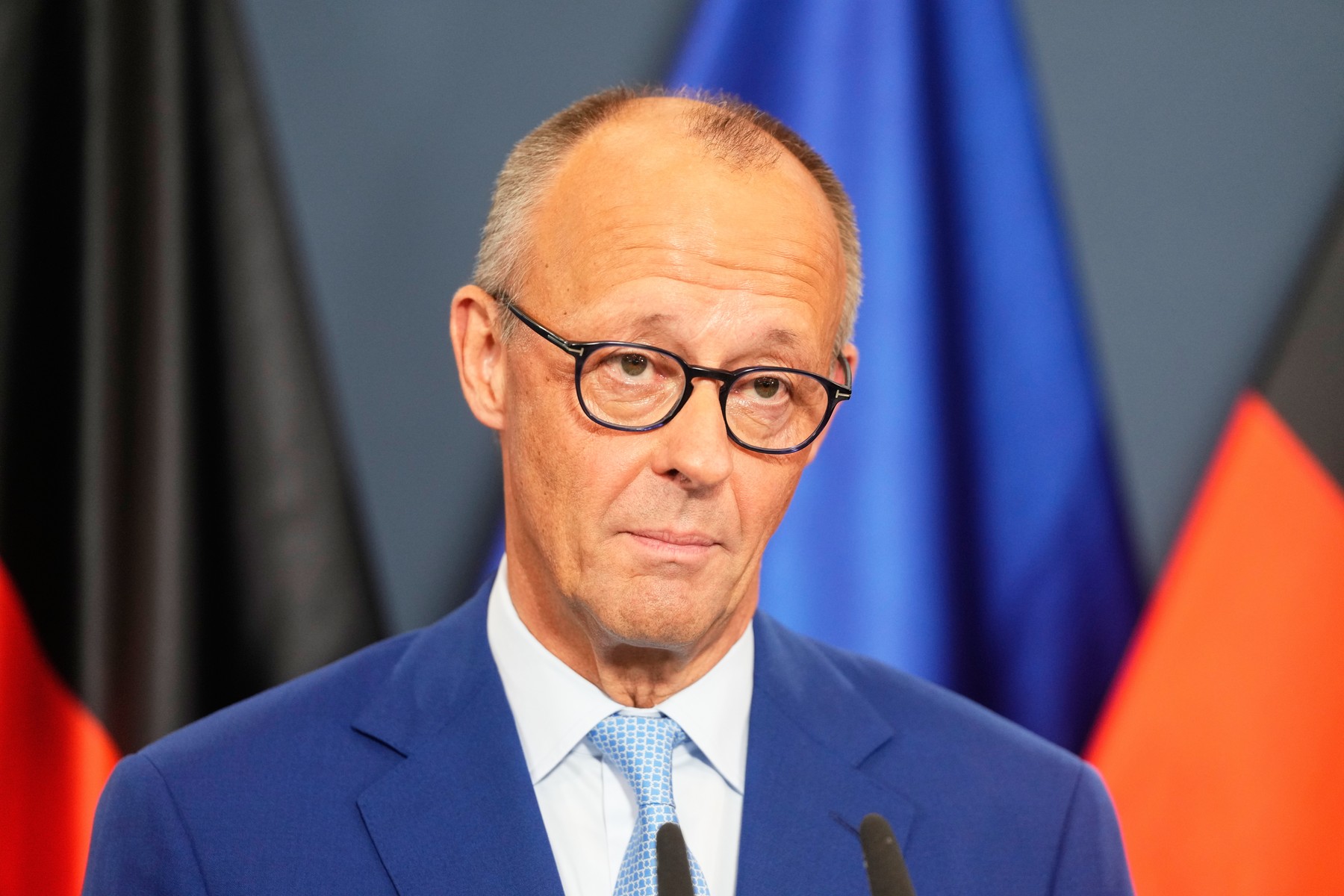 Friedrich Merz la o conferință de presă privind rezultatele alegerilor regionale din Germania, cu logo-ul AfD Germania în fundal. | sursa foto: HotNews Friedrich Merz la o conferință de presă privind rezultatele alegerilor regionale din Germania, cu logo-ul AfD Germania în fundal. | sursa foto: HotNews