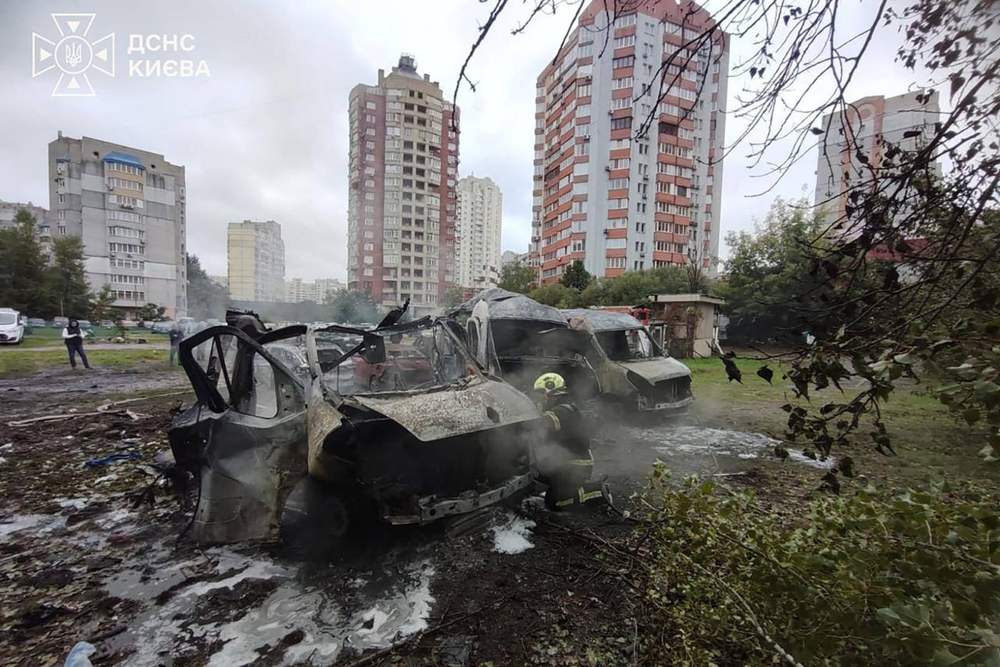 Fațada unei clădiri din Kiev, avariată în atacul Rusiei asupra Ucrainei cu rachete și drone rusești | sursa foto: HotNews Fațada unei clădiri din Kiev, avariată în atacul Rusiei asupra Ucrainei cu rachete și drone rusești | sursa foto: HotNews