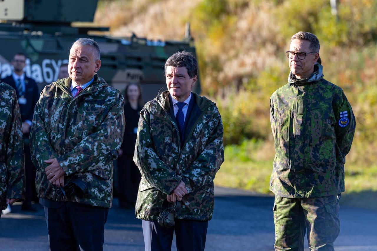 Nicușor Dan discutând la baza aeriană din Rovaniemi despre cooperarea militară România Finlanda și amenințarea Rusiei la Summit Arctic. | sursa foto: HotNews Nicușor Dan discutând la baza aeriană din Rovaniemi despre cooperarea militară România Finlanda și amenințarea Rusiei la Summit Arctic. | sursa foto: HotNews