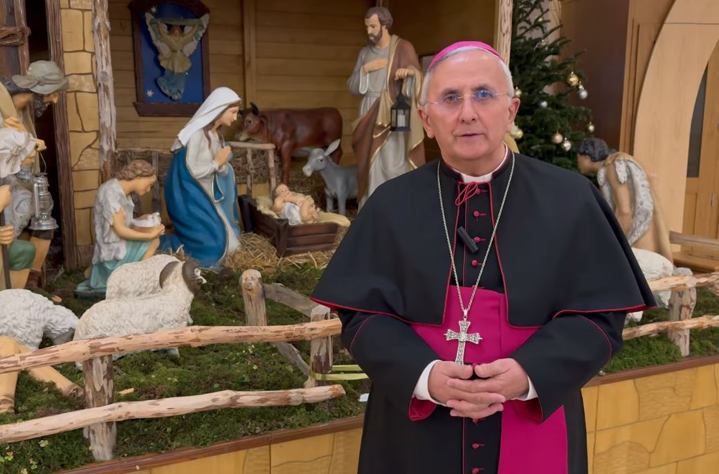 Episcopul Iosif Păuleț în biroul său discutând sancțiuni canonice privind abuz sexual minor în Biserica Catolică din Iași. | sursa foto: HotNews Episcopul Iosif Păuleț în biroul său discutând sancțiuni canonice privind abuz sexual minor în Biserica Catolică din Iași. | sursa foto: HotNews
