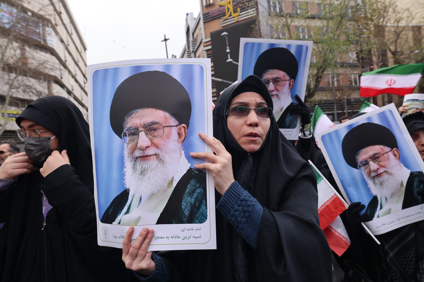 Mulțime de protestatari în stradă în Iran, cu pancarte și steaguri, în contextul protestelor Iran și execuțiilor viitoare. | sursa foto: HotNews Mulțime de protestatari în stradă în Iran, cu pancarte și steaguri, în contextul protestelor Iran și execuțiilor viitoare. | sursa foto: HotNews