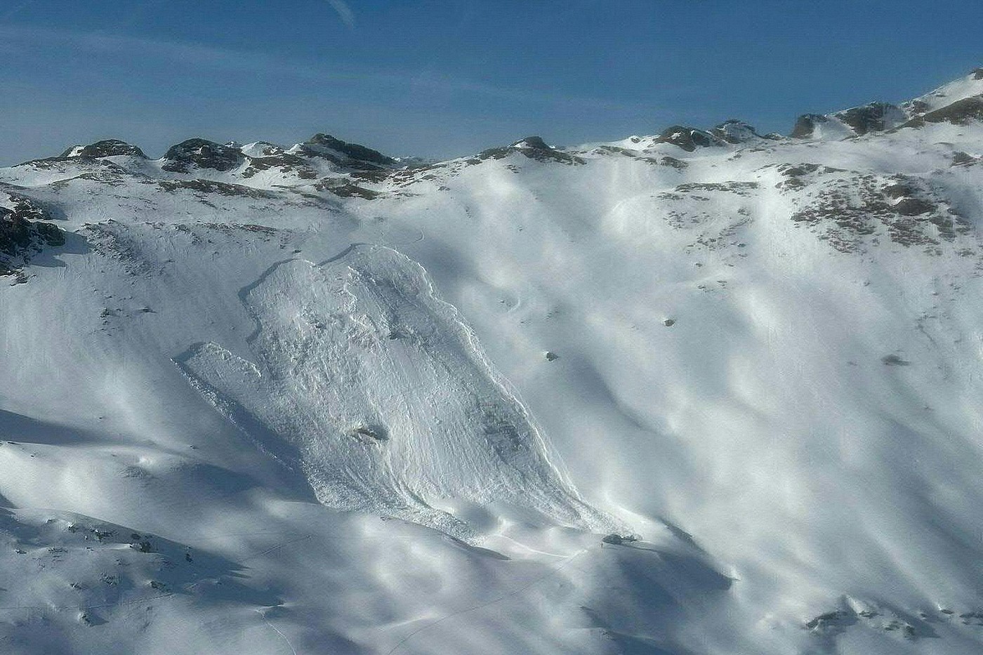 Șapte schiori prinși în avalanșă Alpi austrieci, echipe de salvare intervenind în zăpadă adâncă în regiunea Pongau. | sursa foto: HotNews Șapte schiori prinși în avalanșă Alpi austrieci, echipe de salvare intervenind în zăpadă adâncă în regiunea Pongau. | sursa foto: HotNews