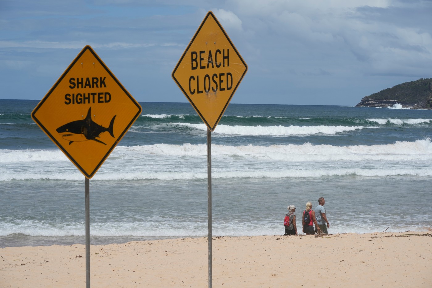 Plajă din Australia închisă cu semne de avertizare pentru atacuri rechin Australia și rechini taur, cu salvamari monitorizând zona. | sursa foto: HotNews Plajă din Australia închisă cu semne de avertizare pentru atacuri rechin Australia și rechini taur, cu salvamari monitorizând zona. | sursa foto: HotNews