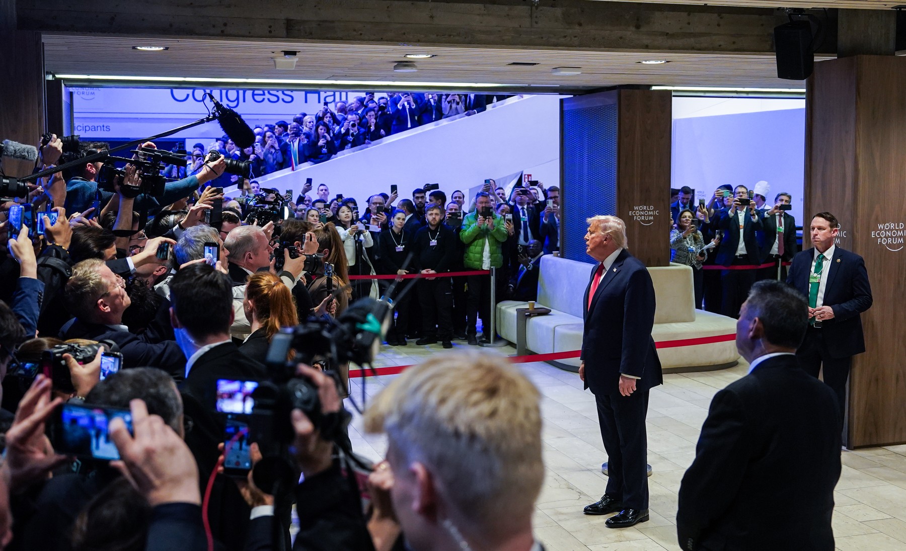 Donald Trump discutând la Forumul Economic de la Davos despre acordul NATO privind Groenlanda și securitatea arctică în prezența liderilor europeni. | sursa foto: HotNews Donald Trump discutând la Forumul Economic de la Davos despre acordul NATO privind Groenlanda și securitatea arctică în prezența liderilor europeni. | sursa foto: HotNews