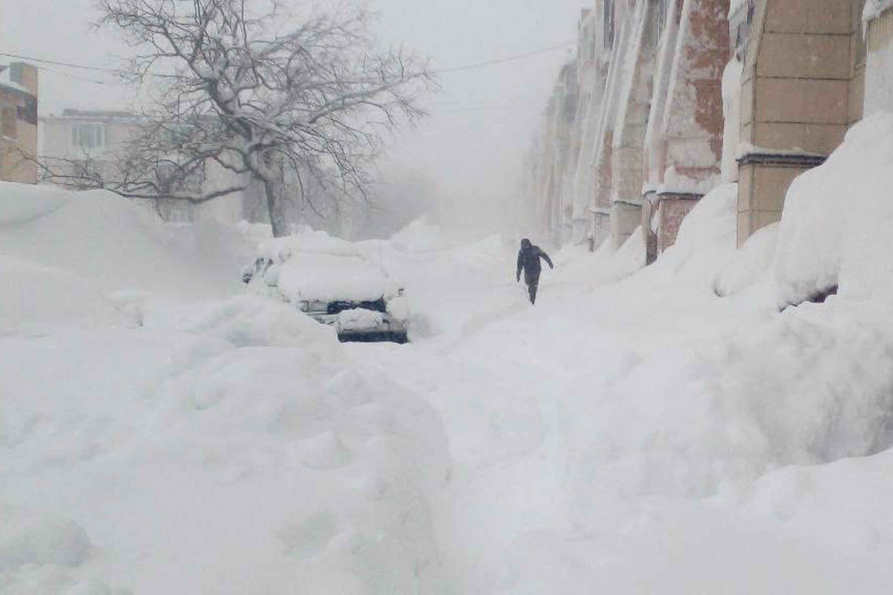 Străzi din Petropavlovsk-Kamceatski acoperite de zăpadă până la etajul doi, cu localnici curățând zăpada de pe acoperișuri după furtuna iarnă Kamceatka, decese furtună zăpadă. | sursa foto: HotNews Străzi din Petropavlovsk-Kamceatski acoperite de zăpadă până la etajul doi, cu localnici curățând zăpada de pe acoperișuri după furtuna iarnă Kamceatka, decese furtună zăpadă. | sursa foto: HotNews