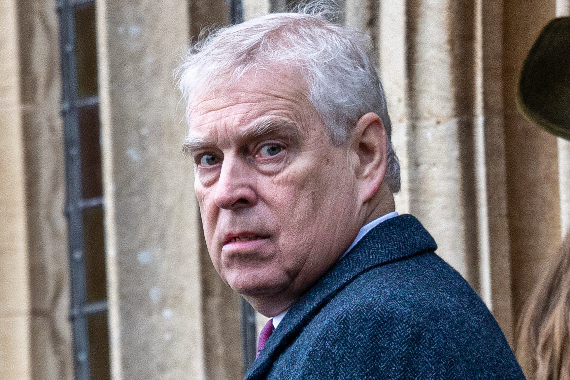 Prințul Andrew escortat de polițiști în civil la reședința Sandringham, în contextul acuzațiilor de abuz serviciu și legături Epstein. | sursa foto: HotNews Prințul Andrew escortat de polițiști în civil la reședința Sandringham, în contextul acuzațiilor de abuz serviciu și legături Epstein. | sursa foto: HotNews