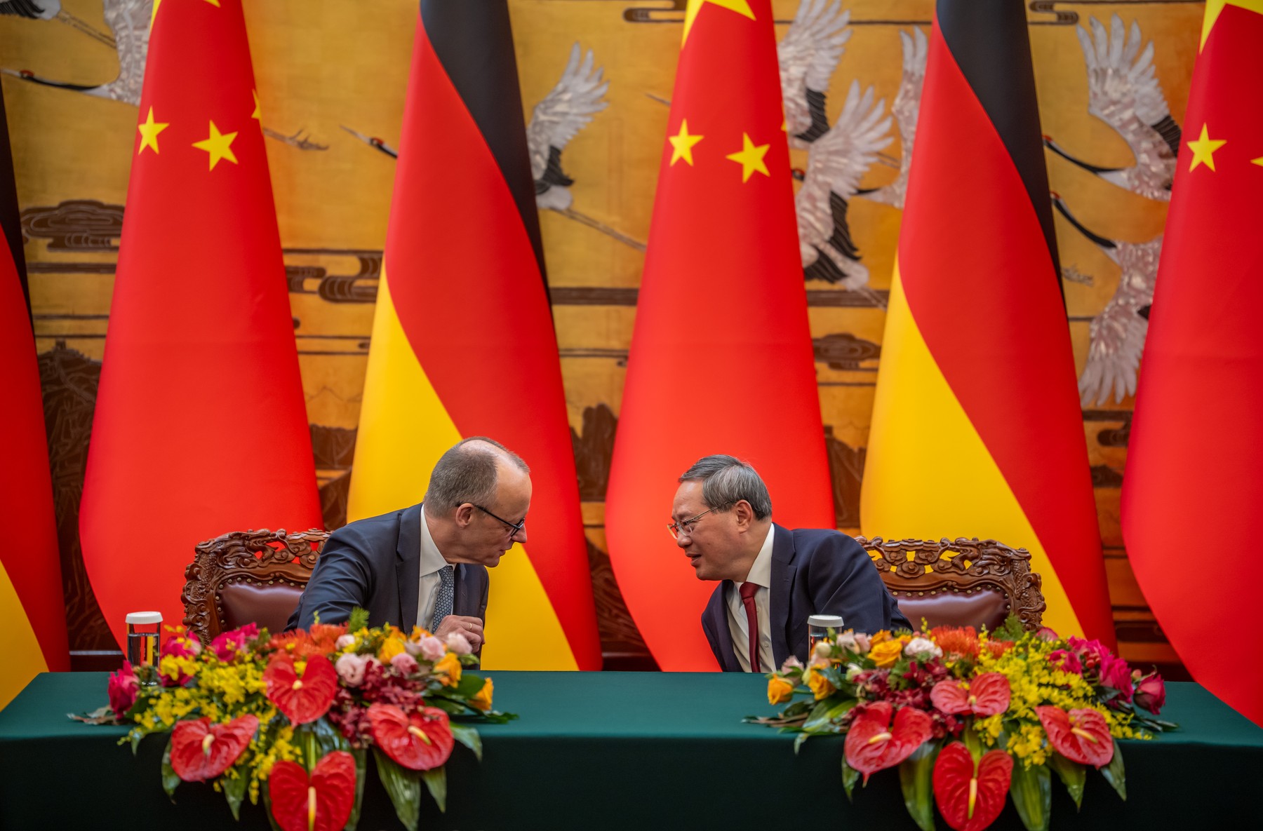 Cancelarul german Friedrich Merz discutând cu oficiali chinezi în timpul vizitei la Beijing pentru a aborda dezechilibrul comercial și cooperarea economică între Germania și China. | sursa foto: HotNews Cancelarul german Friedrich Merz discutând cu oficiali chinezi în timpul vizitei la Beijing pentru a aborda dezechilibrul comercial și cooperarea economică între Germania și China. | sursa foto: HotNews