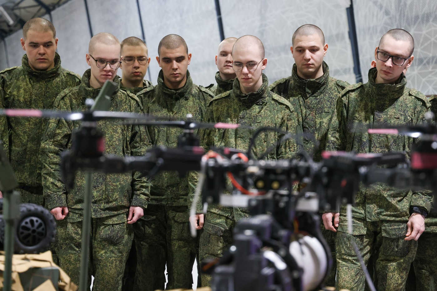 Soldați ruși răniți și echipamente militare pe teren în timpul ofensivei din Ucraina, evidențiind pierderi soldați ruși și dificultăți în recrutare armată Rusia. | sursa foto: HotNews Soldați ruși răniți și echipamente militare pe teren în timpul ofensivei din Ucraina, evidențiind pierderi soldați ruși și dificultăți în recrutare armată Rusia. | sursa foto: HotNews