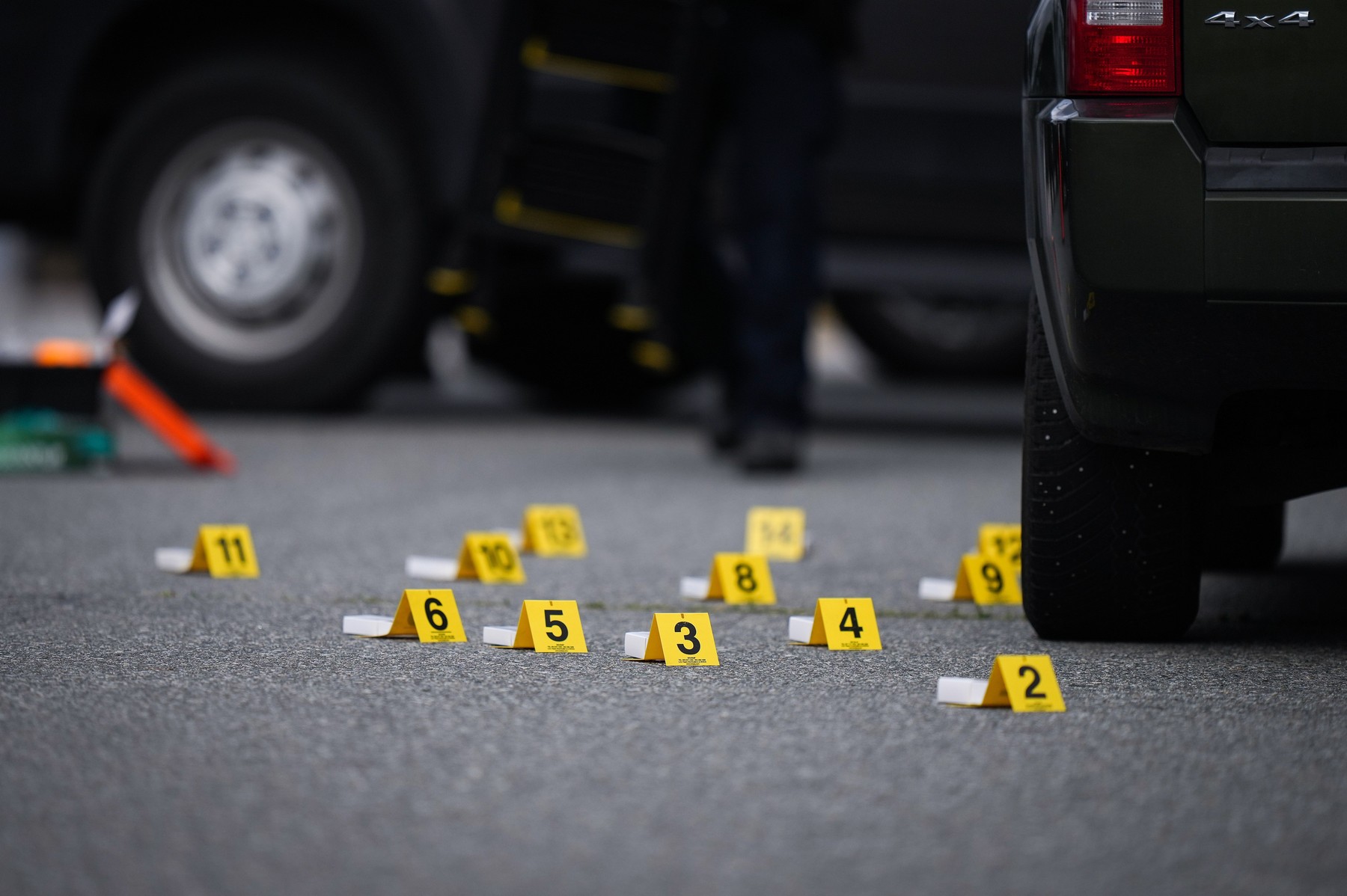 Fațada liceului din Tumbler Ridge în Canada, scena atacului armat cu victime împușcare și intervenția poliției la fața locului. | sursa foto: HotNews Fațada liceului din Tumbler Ridge în Canada, scena atacului armat cu victime împușcare și intervenția poliției la fața locului. | sursa foto: HotNews