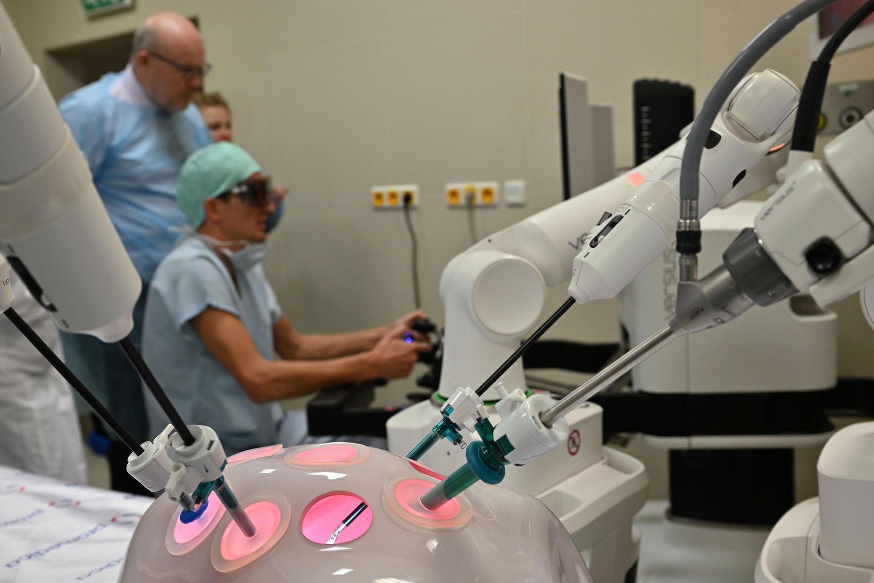 Sasa Pozder prezentând roboți medicali Versius în contextul anchetei Parchetului European privind corupție achiziții în UE. | sursa foto: HotNews Sasa Pozder prezentând roboți medicali Versius în contextul anchetei Parchetului European privind corupție achiziții în UE. | sursa foto: HotNews