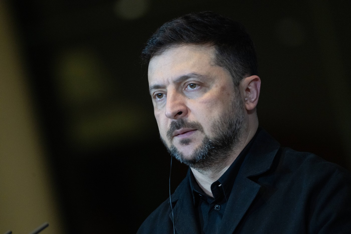 Volodimir Zelenski semnând decret pentru noi sancțiuni Ucraina împotriva furnizorilor de componente rachete în lanțul aprovizionare militară rusesc. | sursa foto: HotNews Volodimir Zelenski semnând decret pentru noi sancțiuni Ucraina împotriva furnizorilor de componente rachete în lanțul aprovizionare militară rusesc. | sursa foto: HotNews