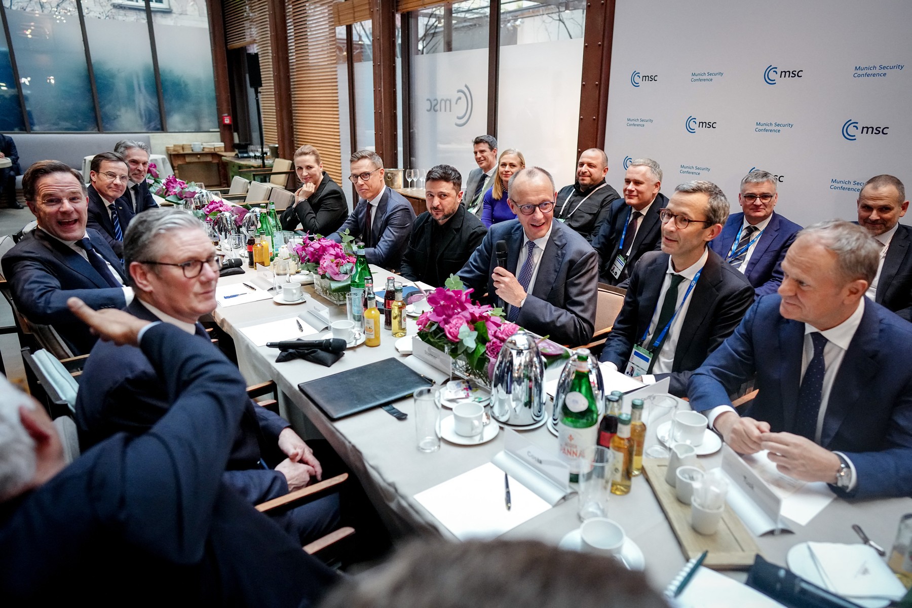 Lideri europeni și americani dezbat la Conferința de securitate Munchen tensiuni SUA-Europa și puterea geopolitică a Europei. | sursa foto: HotNews Lideri europeni și americani dezbat la Conferința de securitate Munchen tensiuni SUA-Europa și puterea geopolitică a Europei. | sursa foto: HotNews