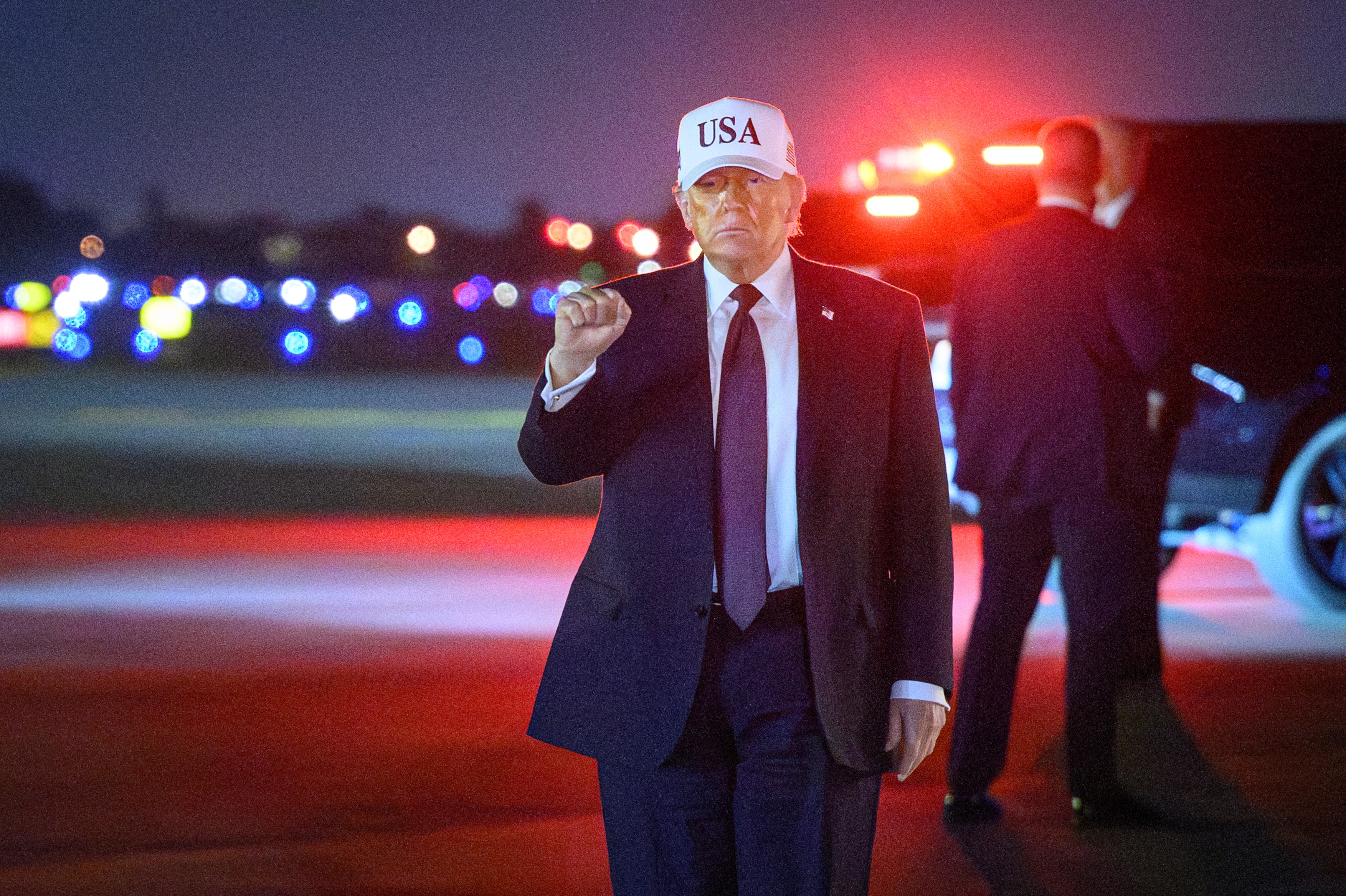 Donald Trump ținând un discurs oficial, cu steagul american în fundal, abordând Gărzile Revoluționare Iran și programul nuclear Iran. | sursa foto: HotNews Donald Trump ținând un discurs oficial, cu steagul american în fundal, abordând Gărzile Revoluționare Iran și programul nuclear Iran. | sursa foto: HotNews