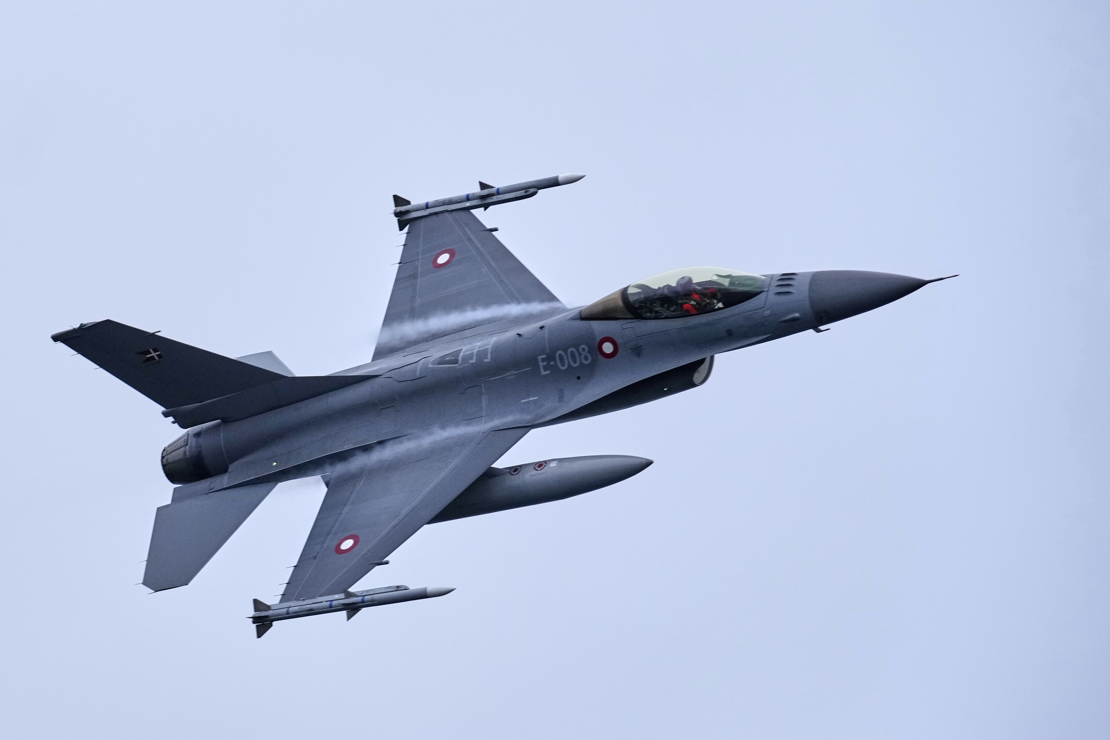 Avion de vânătoare JAS 39 Gripen al Suediei în zbor deasupra peisajului arctic pentru misiunea NATO Arctic Sentry de patrulare Groenlanda. | sursa foto: HotNews Avion de vânătoare JAS 39 Gripen al Suediei în zbor deasupra peisajului arctic pentru misiunea NATO Arctic Sentry de patrulare Groenlanda. | sursa foto: HotNews