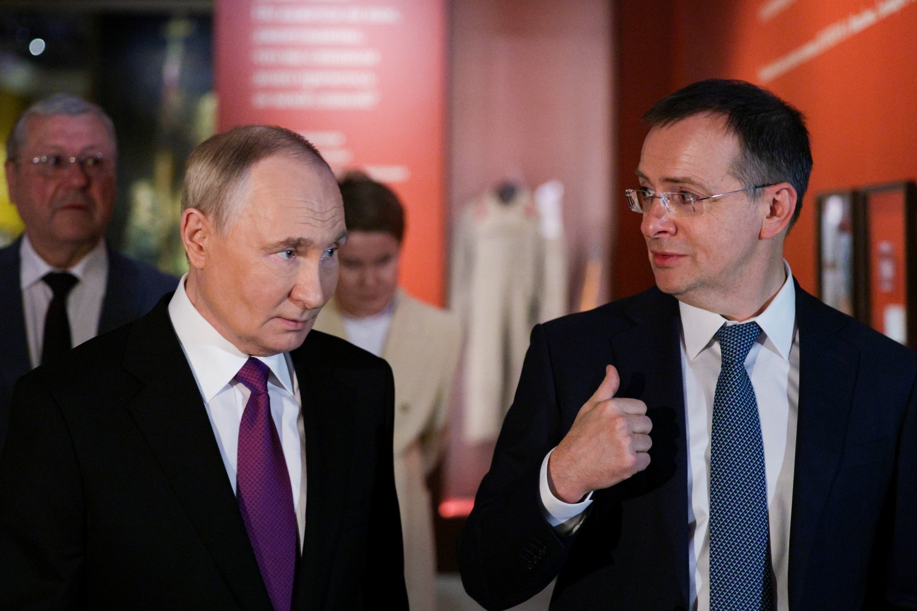 Delegația rusă condusă de Vladimir Medinski discutând probleme teritoriale în cadrul negocierilor Rusia Ucraina la Geneva, cu membri importanți ai echipei. | sursa foto: HotNews Delegația rusă condusă de Vladimir Medinski discutând probleme teritoriale în cadrul negocierilor Rusia Ucraina la Geneva, cu membri importanți ai echipei. | sursa foto: HotNews