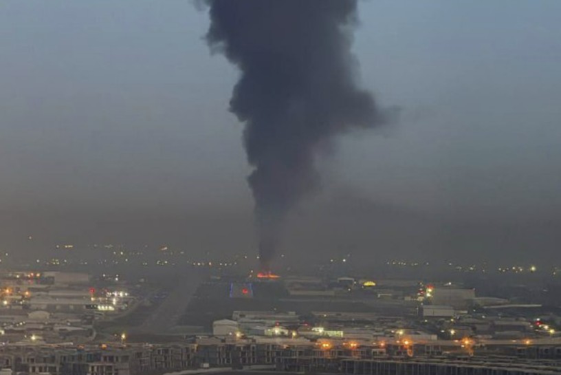 Nor dens de fum deasupra bazei aeriene Erbil după atacuri militare în războiul Iran Israel, cu reacție Donald Trump pe fundal politic. | sursa foto: HotNews Nor dens de fum deasupra bazei aeriene Erbil după atacuri militare în războiul Iran Israel, cu reacție Donald Trump pe fundal politic. | sursa foto: HotNews