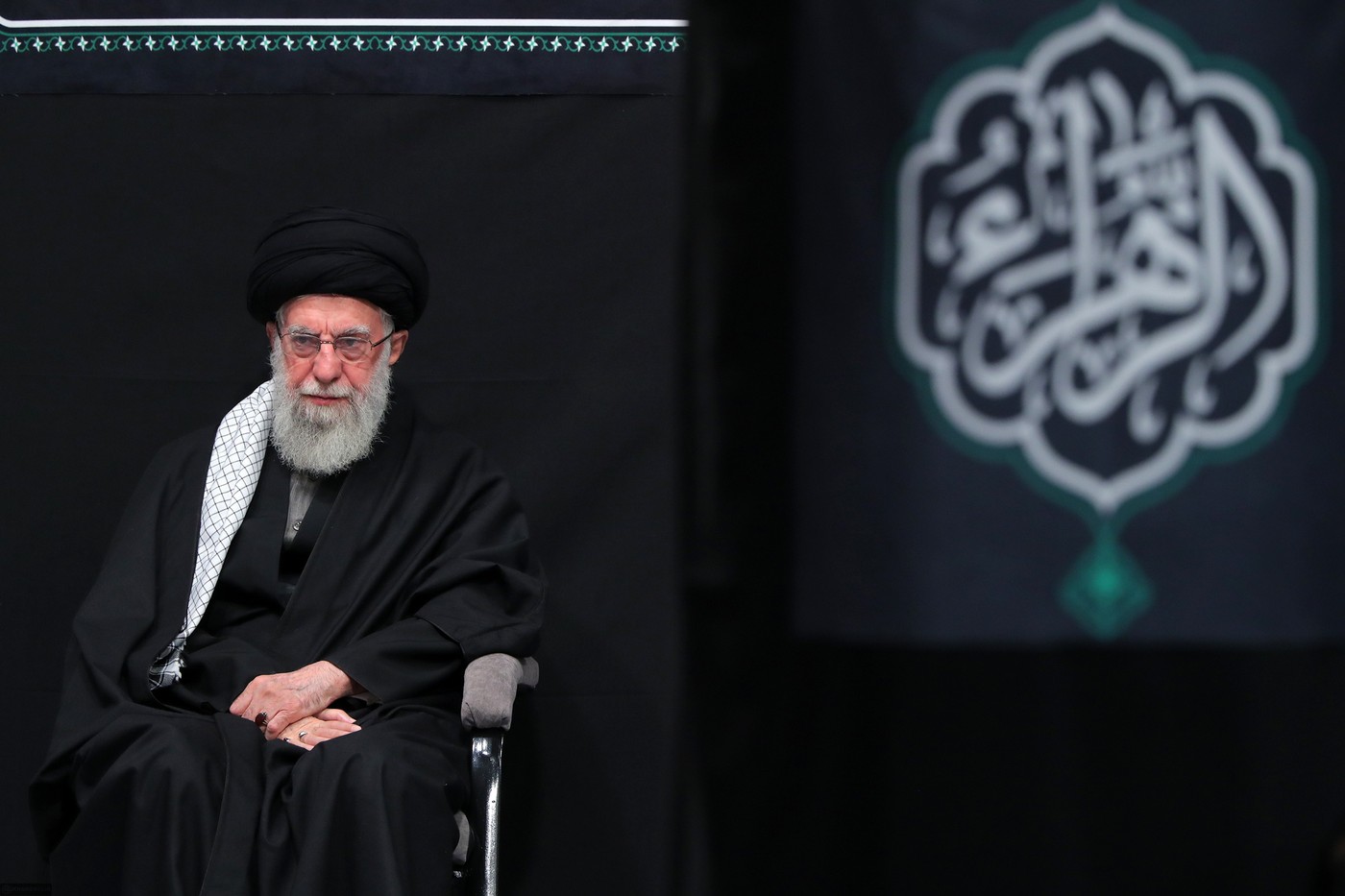 Ali Khamenei în biroul său înainte de uciderea liderului, cu imagini de doliu public în Iran după moartea sa anunțată oficial. | sursa foto: HotNews Ali Khamenei în biroul său înainte de uciderea liderului, cu imagini de doliu public în Iran după moartea sa anunțată oficial. | sursa foto: HotNews