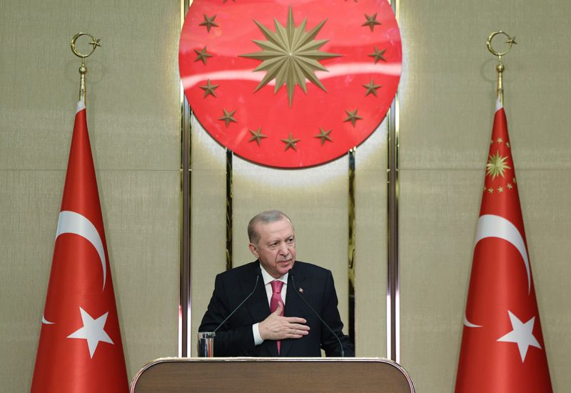 Sediul Partidului Republican al Poporului din Ankara cu polițiști în față, simbolizând haosul opoziției turce înainte de alegeri anticipate Turcia și Recep Tayyip Erdogan. | sursa foto: HotNews Sediul Partidului Republican al Poporului din Ankara cu polițiști în față, simbolizând haosul opoziției turce înainte de alegeri anticipate Turcia și Recep Tayyip Erdogan. | sursa foto: HotNews