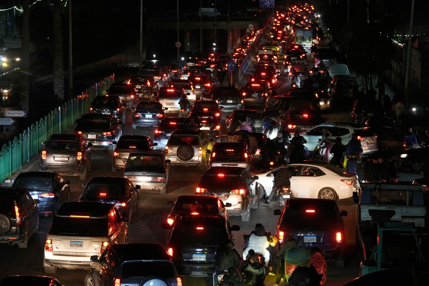 Locuitori libanezi evacuându-și casele în timpul exodului Liban, după avertismentul armatei israeliene pentru evacuare localități din zonele de risc. | sursa foto: HotNews Locuitori libanezi evacuându-și casele în timpul exodului Liban, după avertismentul armatei israeliene pentru evacuare localități din zonele de risc. | sursa foto: HotNews