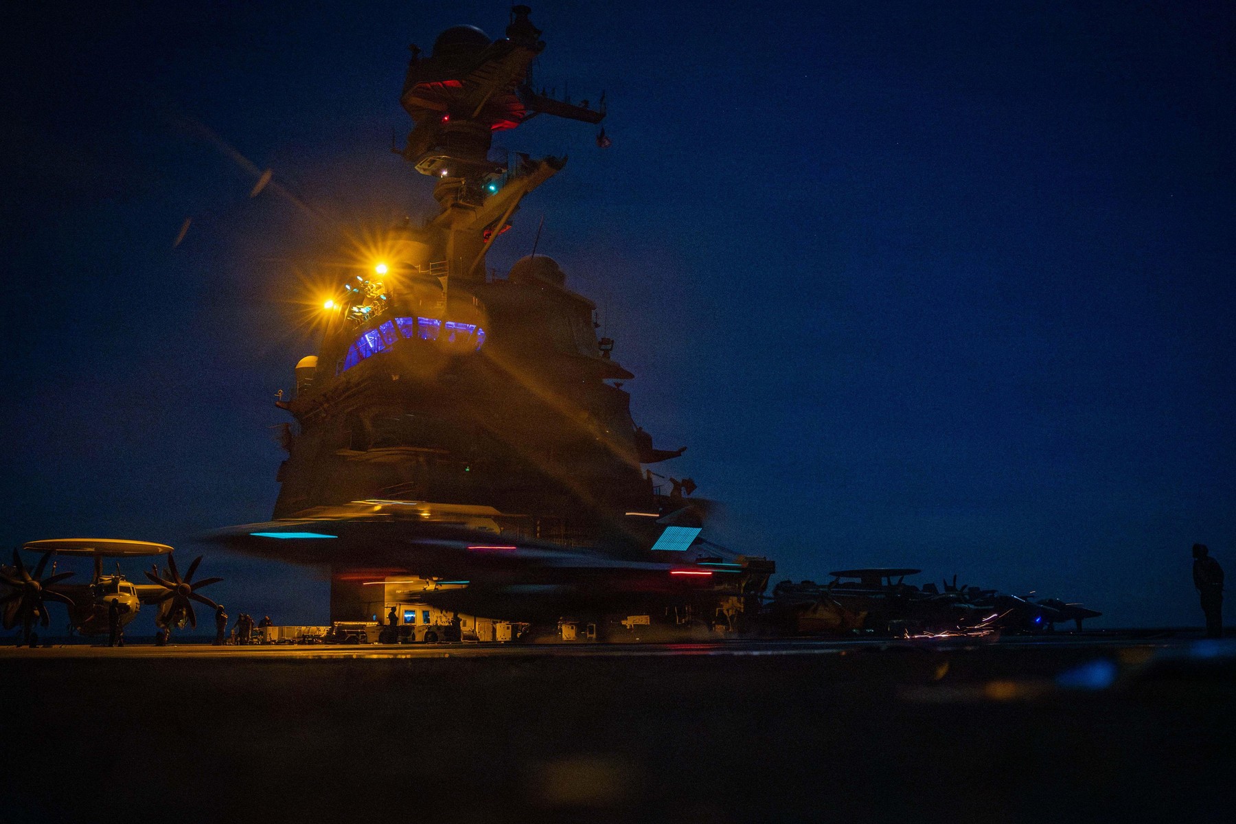 Distrugător american în Strâmtoarea Ormuz sub atac cu rachete iraniene, în contextul blocadei navale Iran și tensiunilor militare. | sursa foto: HotNews Distrugător american în Strâmtoarea Ormuz sub atac cu rachete iraniene, în contextul blocadei navale Iran și tensiunilor militare. | sursa foto: HotNews