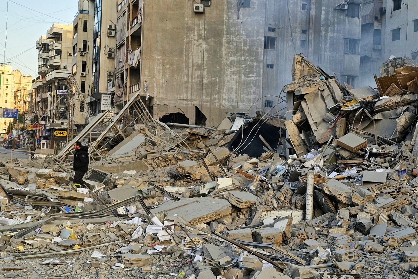 Explozie puternică în Teheran în timpul atacurilor Israelului, cu fum dens și clădiri avariate în războiul Israel-Iran și ofensiva SUA Orientul Mijlociu. | sursa foto: HotNews Explozie puternică în Teheran în timpul atacurilor Israelului, cu fum dens și clădiri avariate în războiul Israel-Iran și ofensiva SUA Orientul Mijlociu. | sursa foto: HotNews