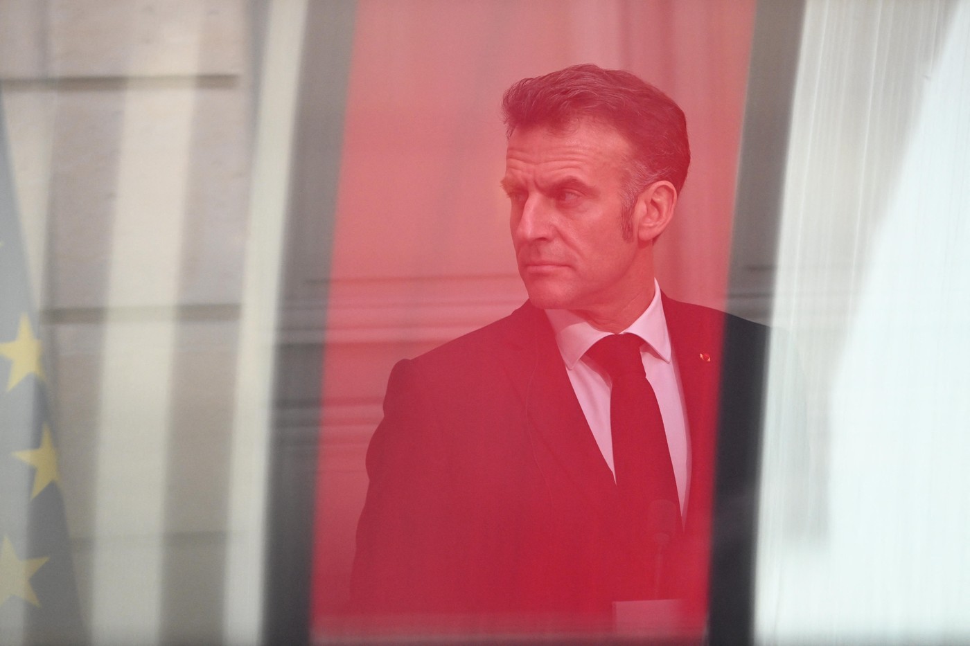 Președintele Emmanuel Macron semnând legea Franța pentru restituirea operelor de artă, simbol al relațiilor Franța Africa și sprijin chinez. | sursa foto: HotNews Președintele Emmanuel Macron semnând legea Franța pentru restituirea operelor de artă, simbol al relațiilor Franța Africa și sprijin chinez. | sursa foto: HotNews
