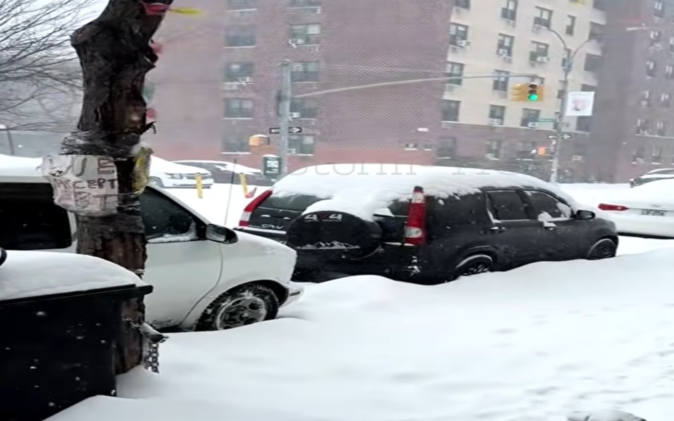 Străzi din Manhattan acoperite cu zăpadă groasă, mașini blocate și oameni izolați în timpul furtunii zăpadă New York cu starea de urgență și pene curent nord-est SUA. | sursa foto: Profit Străzi din Manhattan acoperite cu zăpadă groasă, mașini blocate și oameni izolați în timpul furtunii zăpadă New York cu starea de urgență și pene curent nord-est SUA. | sursa foto: Profit