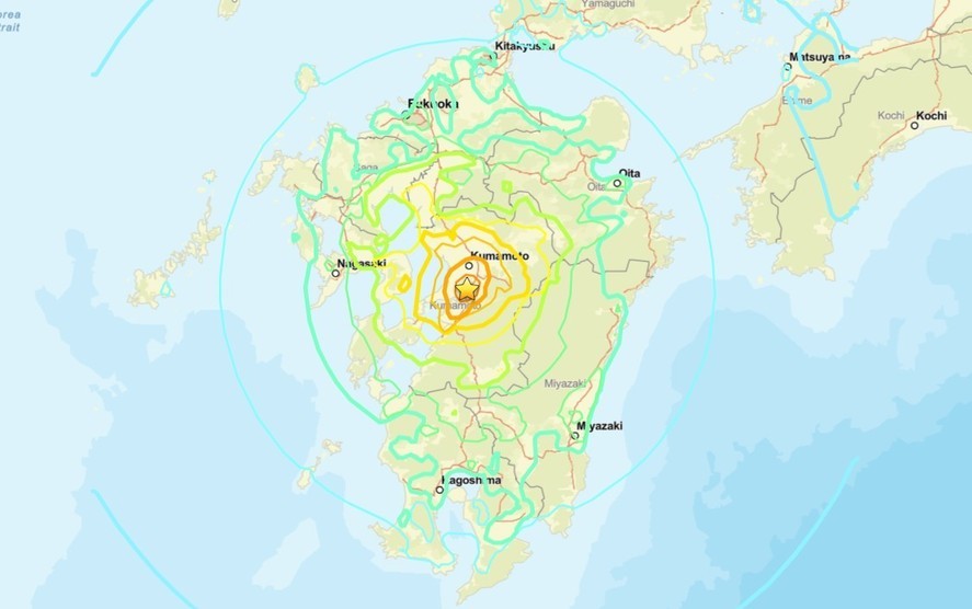 Clădiri prăbușite și fum dens în orașul Kyushu după cutremur Japonia, cu echipe de salvare și răniți cutremur în zonă afectată. | sursa foto: Profit Clădiri prăbușite și fum dens în orașul Kyushu după cutremur Japonia, cu echipe de salvare și răniți cutremur în zonă afectată. | sursa foto: Profit