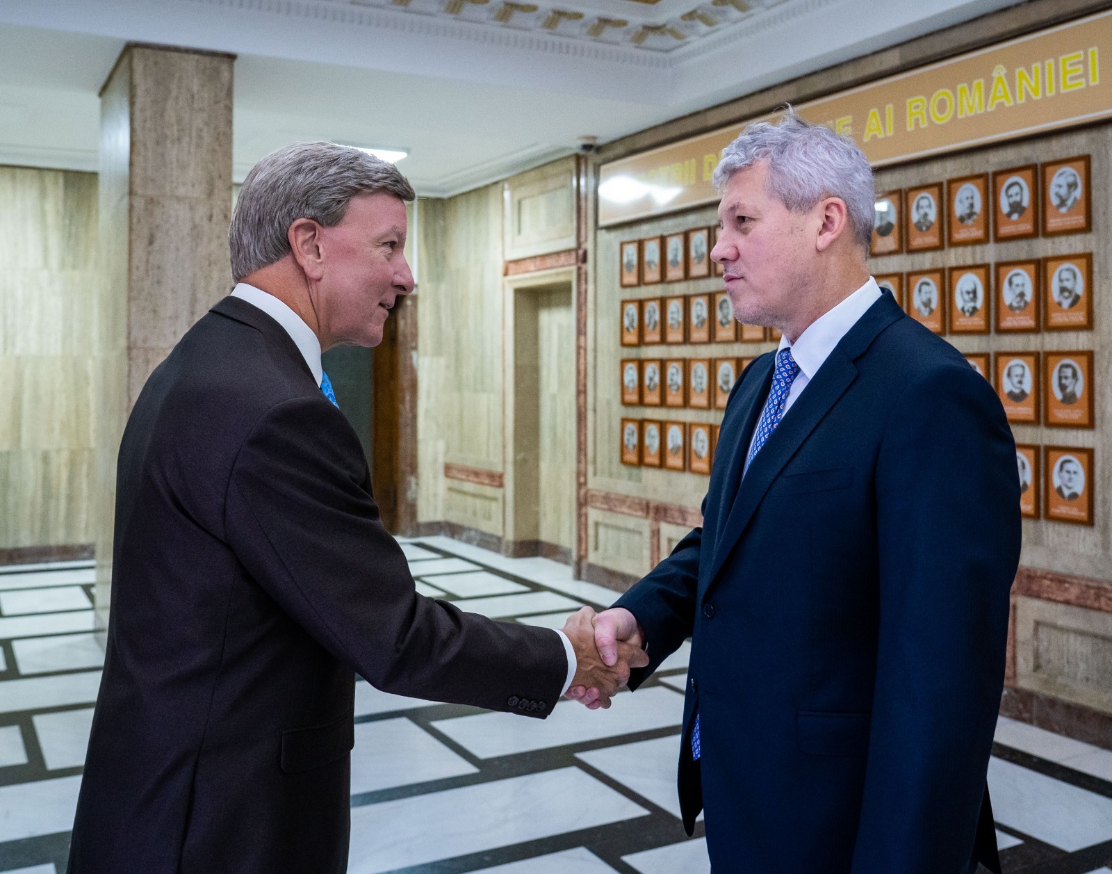 Mike Rogers și Cătălin Predoiu discutând consolidarea prezenței trupelor americane în România și Parteneriatul Strategic România-SUA pentru securitatea Mării Negre. | sursa foto: Profit Mike Rogers și Cătălin Predoiu discutând consolidarea prezenței trupelor americane în România și Parteneriatul Strategic România-SUA pentru securitatea Mării Negre. | sursa foto: Profit