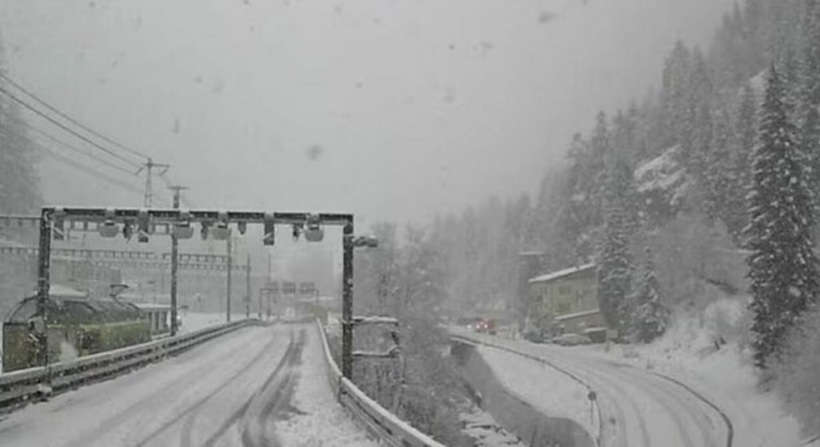 Tren deraiat în Alpii elvețieni după avalanșă, cu echipe de intervenție salvare în acțiune pe zăpadă și teren accidentat lângă tunel. | sursa foto: Profit Tren deraiat în Alpii elvețieni după avalanșă, cu echipe de intervenție salvare în acțiune pe zăpadă și teren accidentat lângă tunel. | sursa foto: Profit