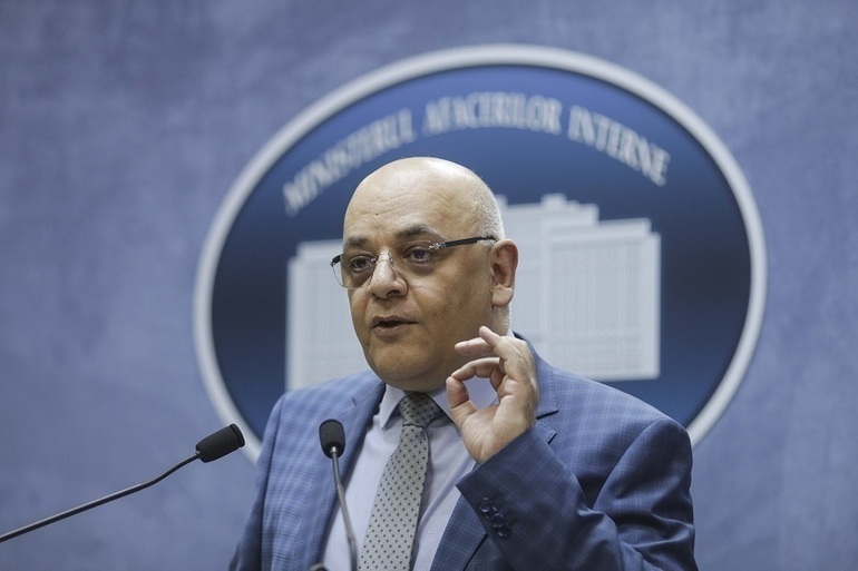 Raed Arafat la ieșirea de la Parchetul Militar, discutând dosarul penal elicopter și acuzațiile de contrabandă cu TVA neplătit. | sursa foto: Profit Raed Arafat la ieșirea de la Parchetul Militar, discutând dosarul penal elicopter și acuzațiile de contrabandă cu TVA neplătit. | sursa foto: Profit
