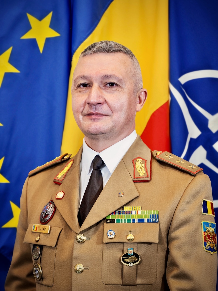 Generalul Gheorghiță Vlad în uniformă militară, în timpul unei conferințe de presă despre DNA urmărire penală și Ministerul Educației privind locuri bugetate suplimentar la universitate | sursa foto: Profit Generalul Gheorghiță Vlad în uniformă militară, în timpul unei conferințe de presă despre DNA urmărire penală și Ministerul Educației privind locuri bugetate suplimentar la universitate | sursa foto: Profit