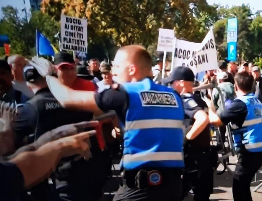 Ciobani în sectorul ovin confruntându-se cu jandarmii în fața sediului ANSVSA, în timpul protestului pentru gestionarea Pestei Micilor Rumegătoare. | sursa foto: Profit Ciobani în sectorul ovin confruntându-se cu jandarmii în fața sediului ANSVSA, în timpul protestului pentru gestionarea Pestei Micilor Rumegătoare. | sursa foto: Profit