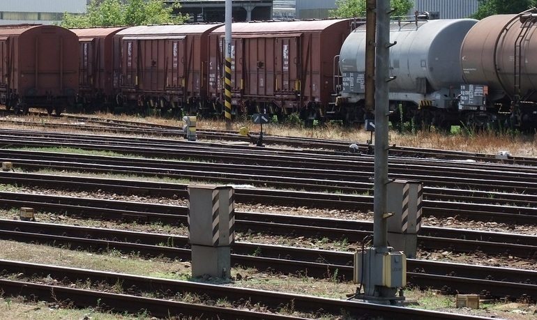 Angajați ai unei companii strategice discutând în birou despre Fondul de garantare salarii și procedura insolvenței în România. | sursa foto: Profit Angajați ai unei companii strategice discutând în birou despre Fondul de garantare salarii și procedura insolvenței în România. | sursa foto: Profit