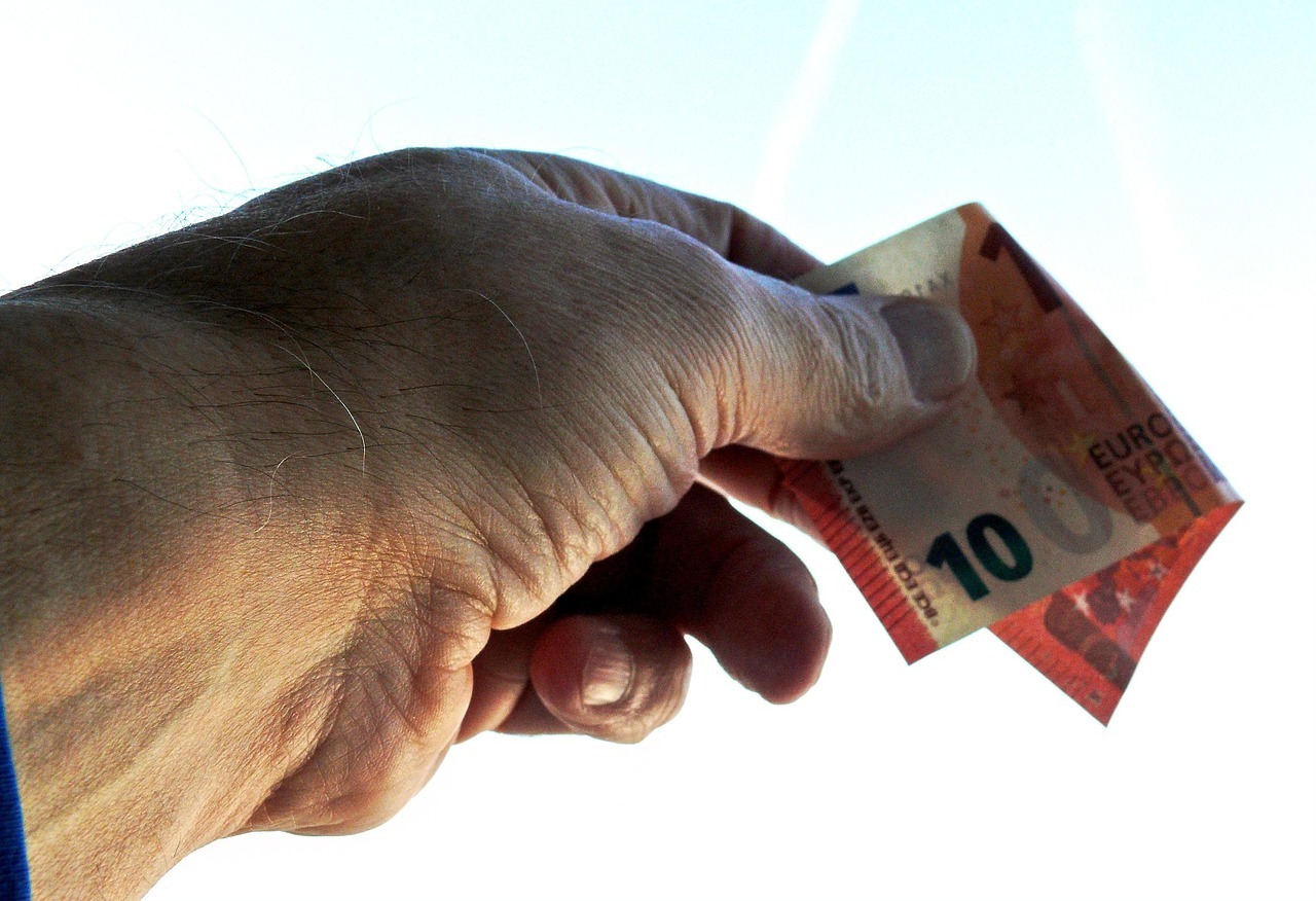 Protestatari în stradă cu pancarte împotriva adoptării euro în Bulgaria, evidențiind temeri legate de impactul prețurilor și proteste anti-euro. | sursa foto: Profit Protestatari în stradă cu pancarte împotriva adoptării euro în Bulgaria, evidențiind temeri legate de impactul prețurilor și proteste anti-euro. | sursa foto: Profit
