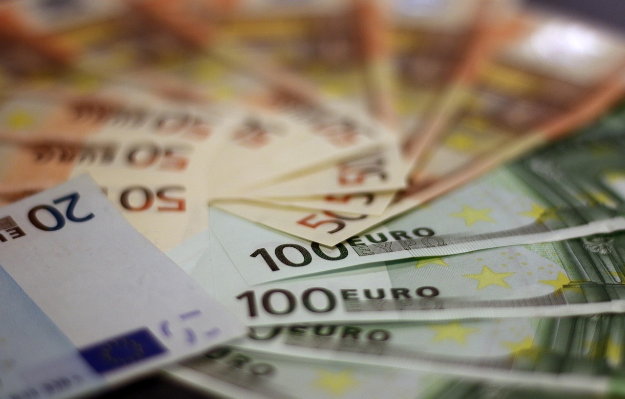 Premierul Peter Magyar și ministrul Andras Karman discutând planul de adoptare euro Ungaria, deficit bugetar și reforme economice pentru 2030 | sursa foto: Profit Premierul Peter Magyar și ministrul Andras Karman discutând planul de adoptare euro Ungaria, deficit bugetar și reforme economice pentru 2030 | sursa foto: Profit