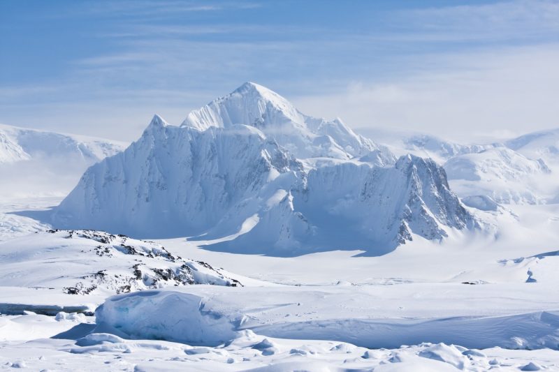 Ghețarul Thwaites din Antarctica cu fracturi vizibile pe platforma estică de gheață, afectat de schimbări climatice și creșterea nivelului mărilor. | sursa foto: PlayTech Ghețarul Thwaites din Antarctica cu fracturi vizibile pe platforma estică de gheață, afectat de schimbări climatice și creșterea nivelului mărilor. | sursa foto: PlayTech
